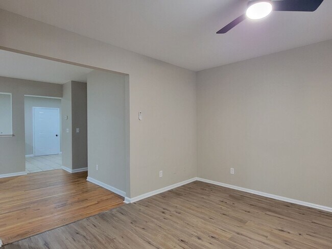 Building Photo - Affordable 2 Story Home - Fresh Paint - New flooring Large Lot - Close to Downtown Atlanta