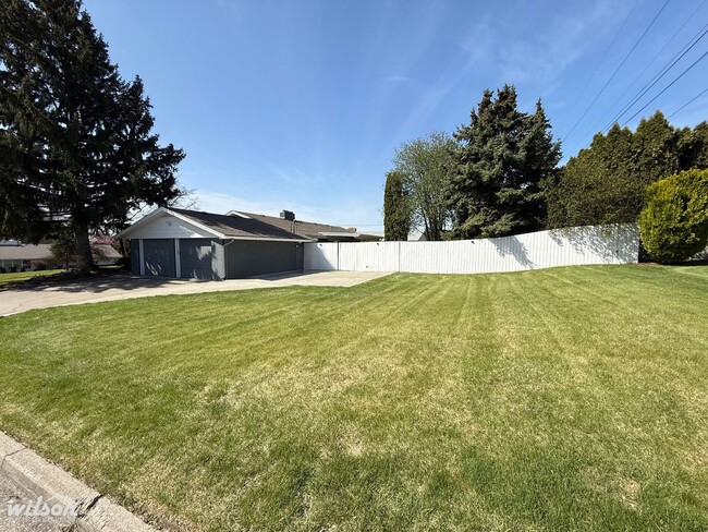 Building Photo - 4TH OF JULY MOVE IN SPECIAL!! Beautiful Fu...