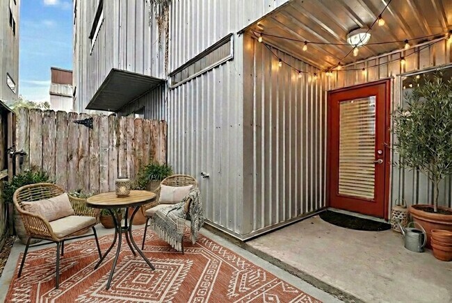 Building Photo - 2605 Calumet St