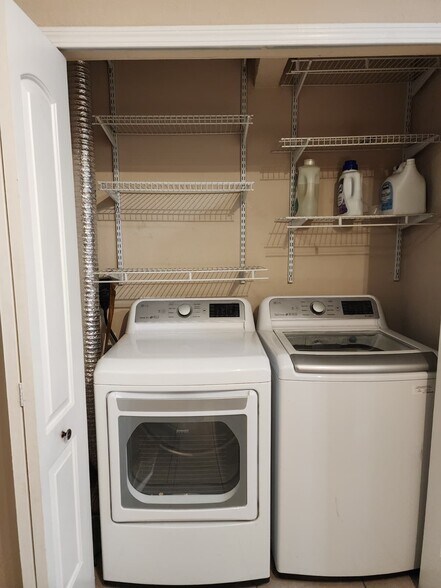 Building Photo - 8218 Green Parrot Rd