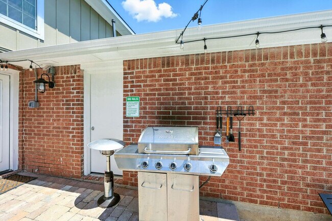 Building Photo - 708 Azalea Dr