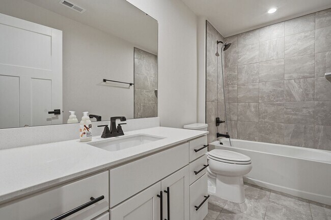 Building Photo - BEAUTIFUL TOWNHOME IN A GREAT AMENTIES!