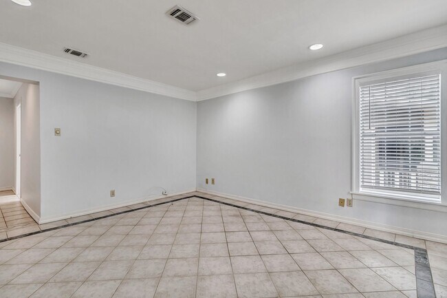 Building Photo - 112 Cloverleaf Ave