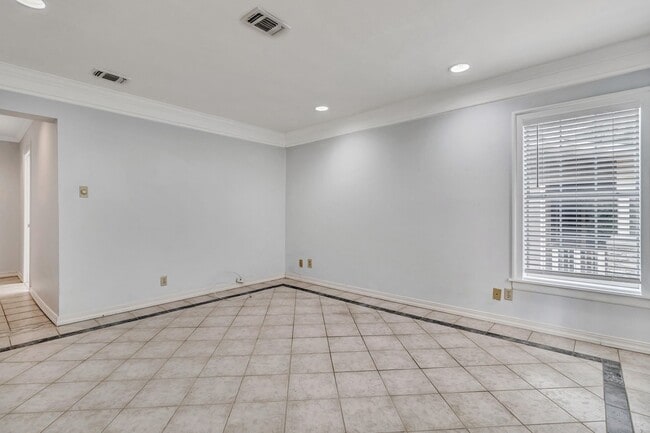 Building Photo - 3-BEDROOM IN ALAMO HEIGHTS W/ POOL