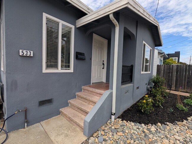 Building Photo - 533 Oak Ave