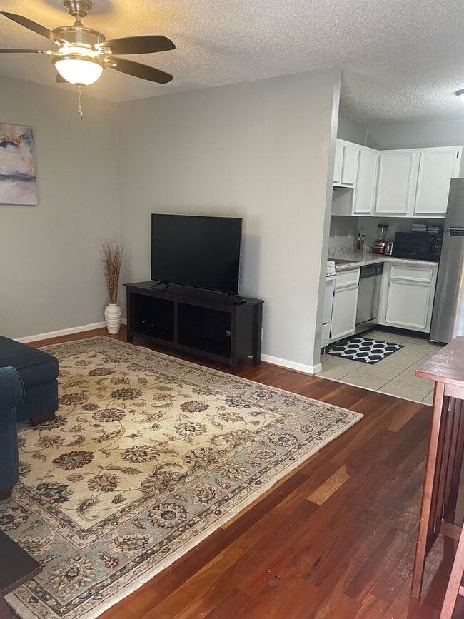 Building Photo - Fabulous 1BR Furnished Duplex