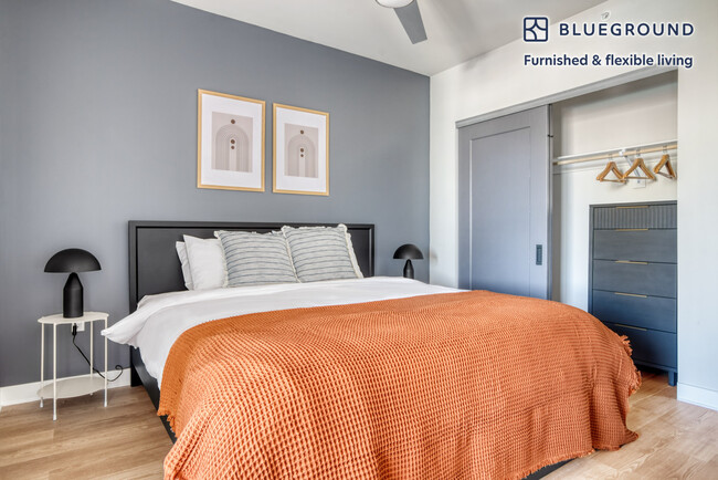 Building Photo - 140 W 10th Ave