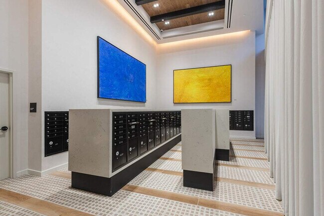 Building Photo - 225 N Miami Ave