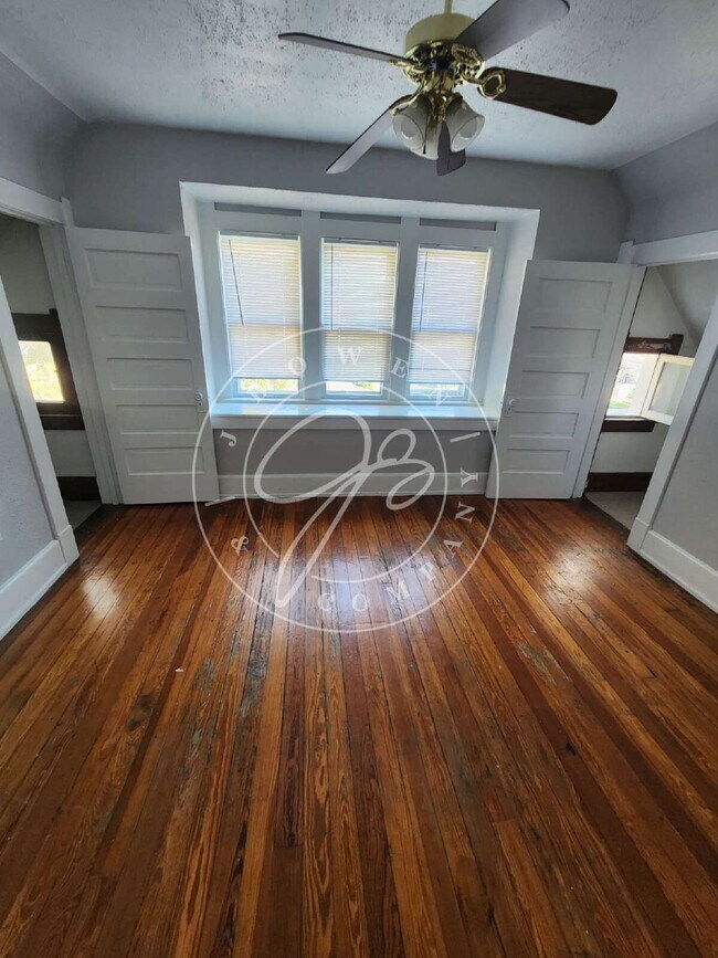Building Photo - 3 bed 1 bath with bonus room on 1st floor