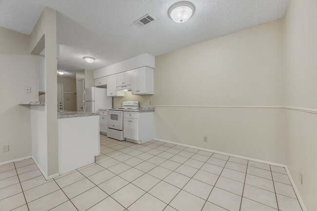 Building Photo - CV-AUS8904 Pineridge