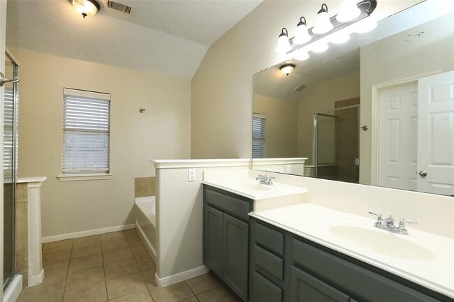 Building Photo - 8231 Gran Villa Dr