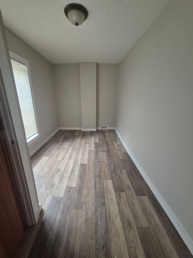 Building Photo - 4 Bedroom 2 Bath Single Family House!