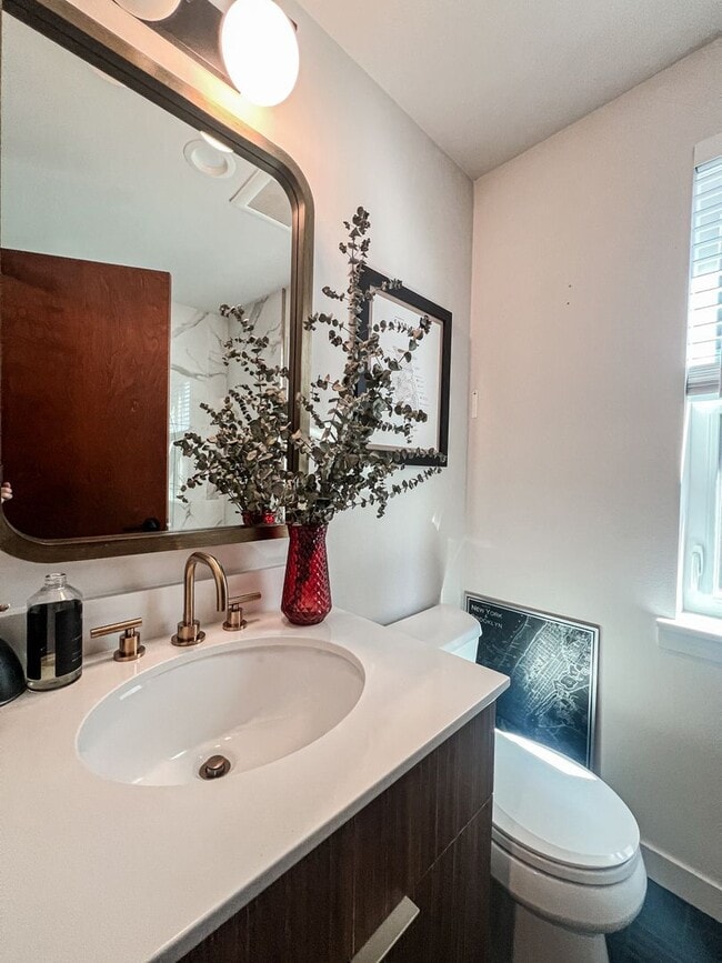 Building Photo - 3bd/2ba Seattle Townhome