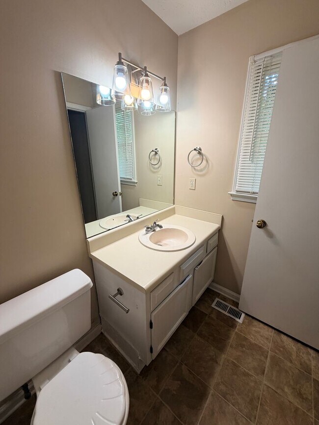 Building Photo - Charming Townhouse in East Cobb!