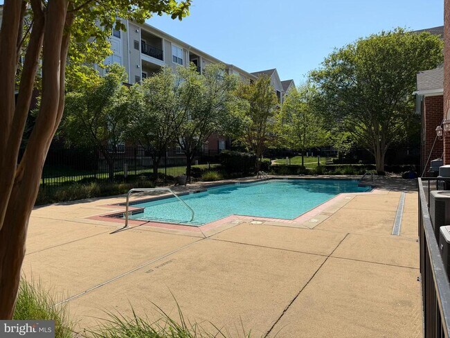 Building Photo - 4852 Eisenhower Ave