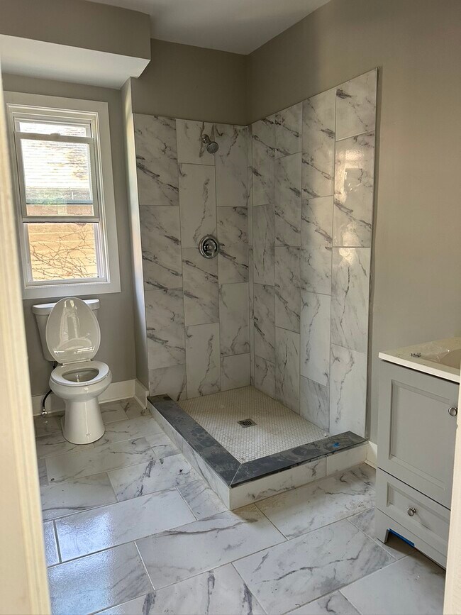 Standard Bathroom on 3 Floors - 35 Vernon St