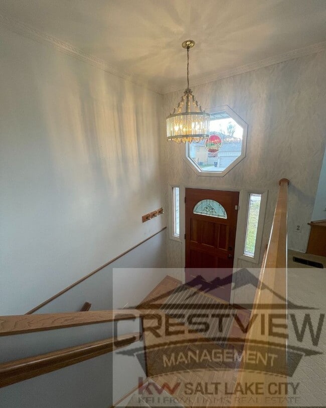 Building Photo - Charming East Sandy Home in a Prime Location