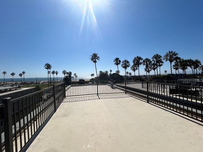 Building Photo - Amazing 3 story free standing contemporary house with terrific ocean views in Playa Del Rey