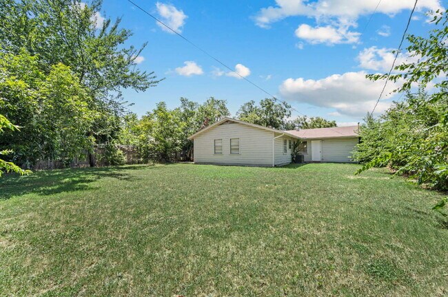 Building Photo - Spacious 4 Bedroom Home with Expansive Living Areas in a Convenient Location