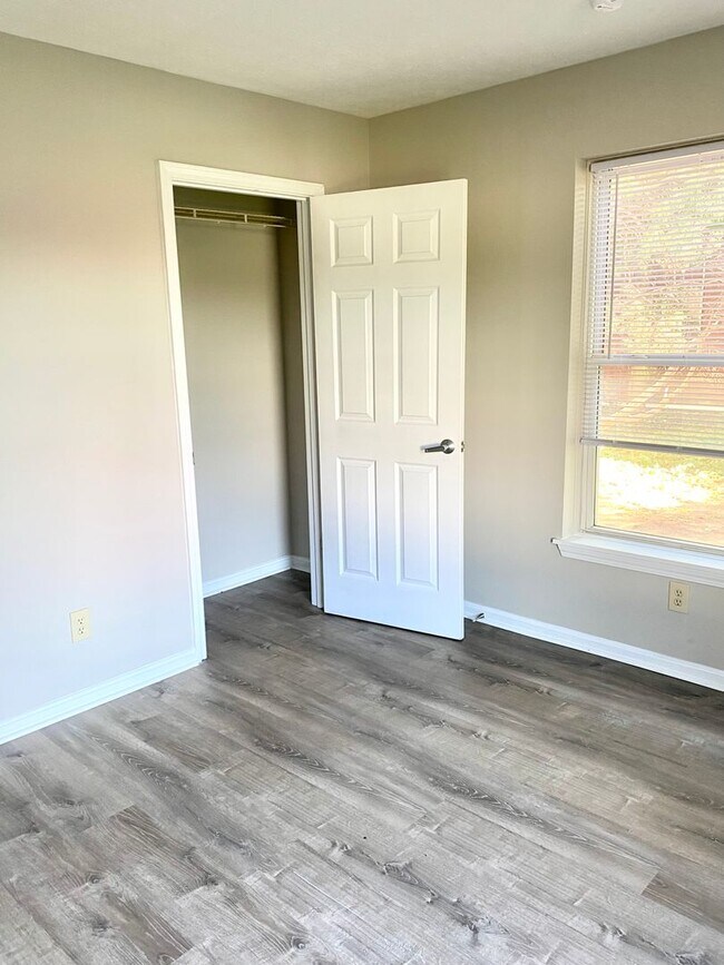 Building Photo - Remodeled 3 bedroom apartment in Portland - Section 8 accepted