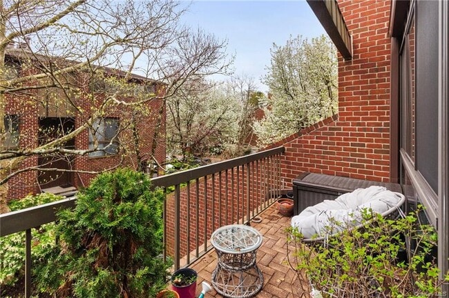 Building Photo - 150 N Bedford Rd