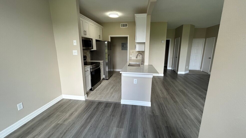 Building Photo - 8333 Sands Point Dr
