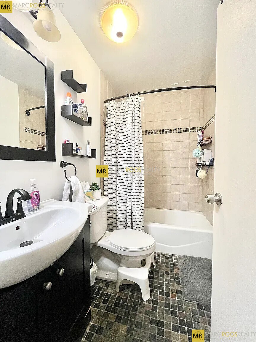 Building Photo - 3 Douglas St