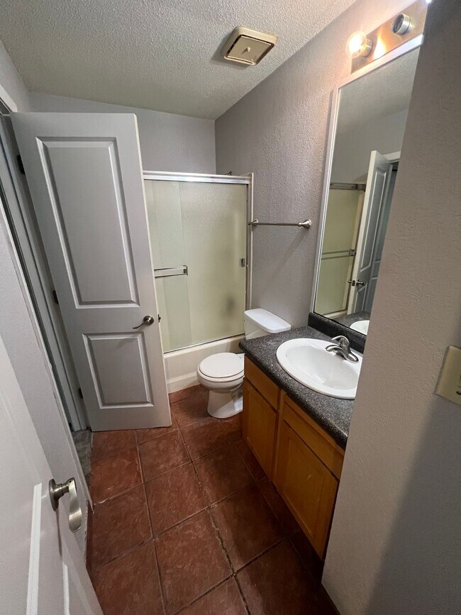 Building Photo - Charming 2bd  1.5ba home in South KC