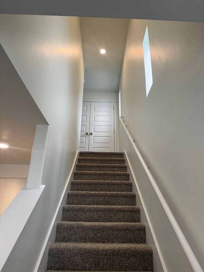 Building Photo - 845 Golden Bear Ln