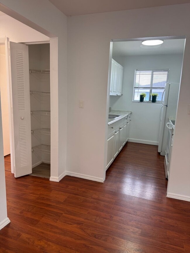 Building Photo - 2 Bed 1 Bath - Spacious w/ Great Natural L...