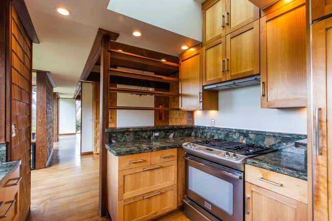 Building Photo - Mid Century Beauty in the Heart of the Banana Belt