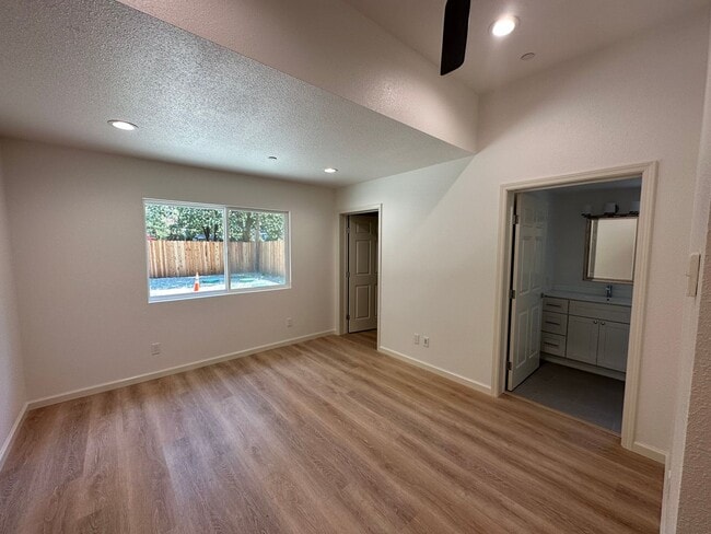 Building Photo - Newly Renovated 3 Bedroom 2 Bathroom Close to Town