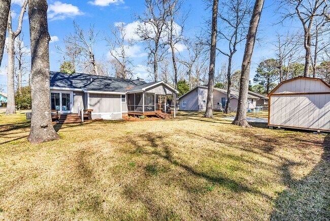 Building Photo - 2405 Bert Dr