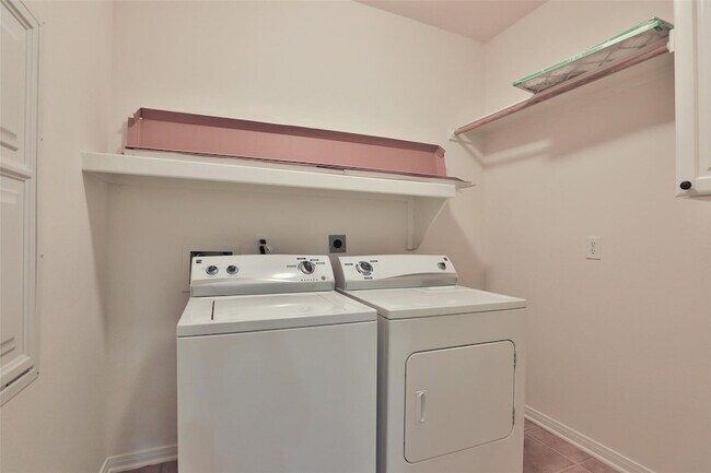 Building Photo - 95 Douvaine Ct