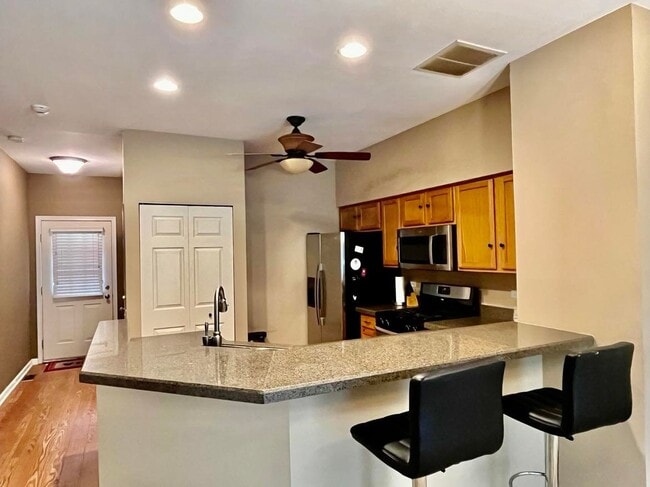 Building Photo - 2927 Stonewater Dr