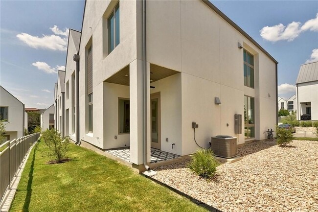 Building Photo - 3303 Cantwell Ln