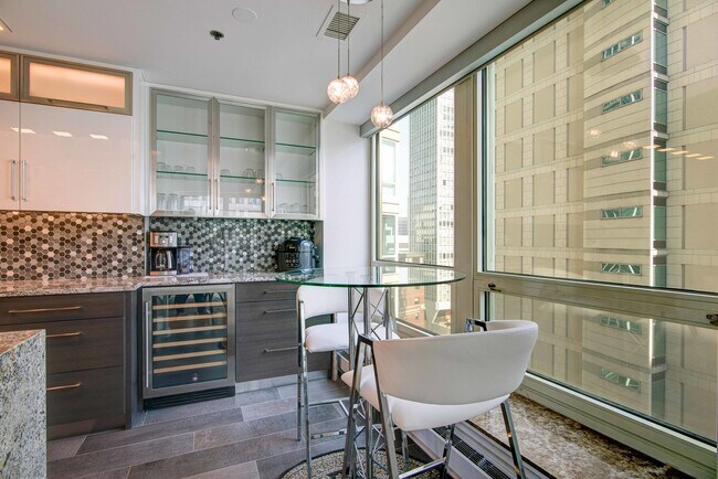 Building Photo - 57 E Delaware Pl