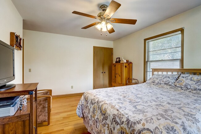Building Photo - Charming Bi-Level Home in Sunset Village -...