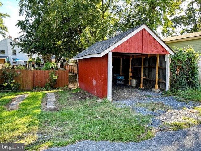 Building Photo - 213 E 6th St