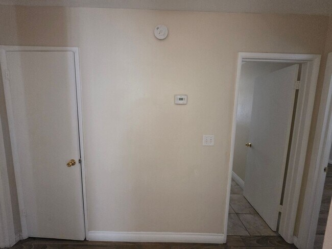 Building Photo - Two Bedroom Two Bathroom Duplex in Hemet!