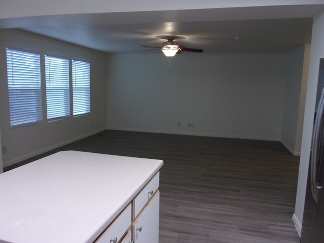 Building Photo - 88 E Rainbow Way