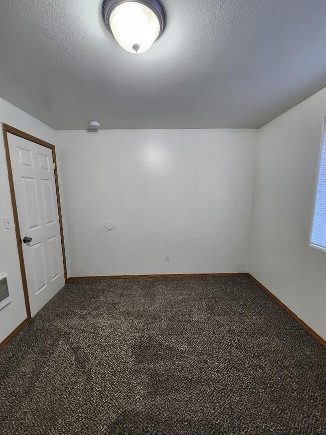 Building Photo - 3 Bdrm/2 Bath Single Level