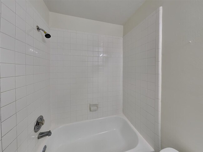 Building Photo - 10467 Twin Circles Dr