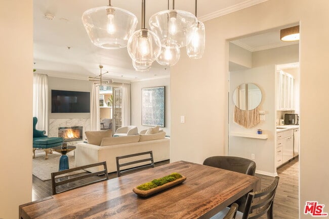 Building Photo - 930 N Doheny Dr