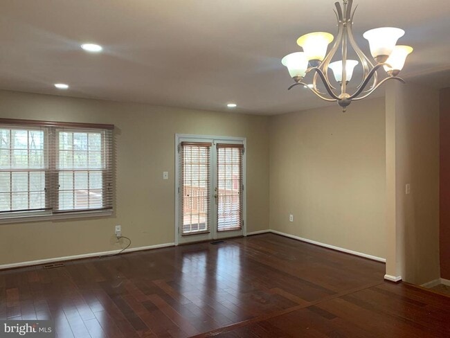 Building Photo - 3027 Mozart Dr