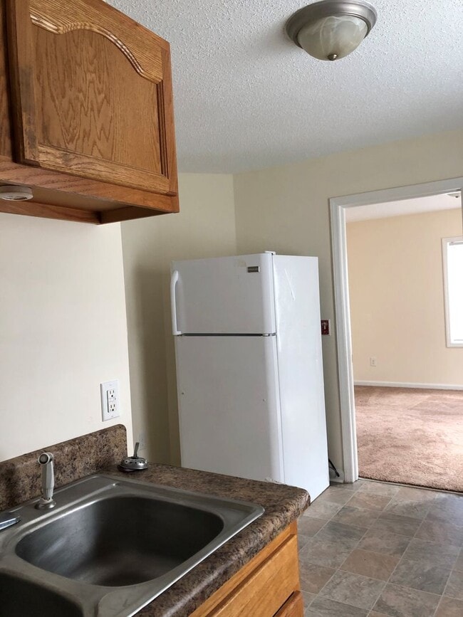 Building Photo - 2 bedroom-1 bath remodeled unit