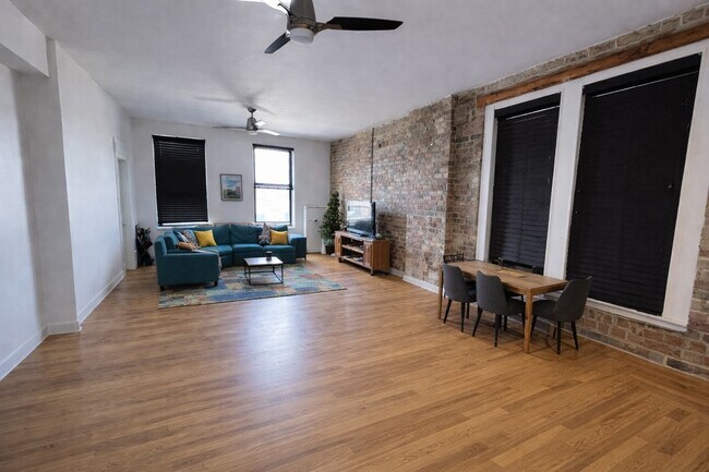 Building Photo - 2129 N Southport Ave