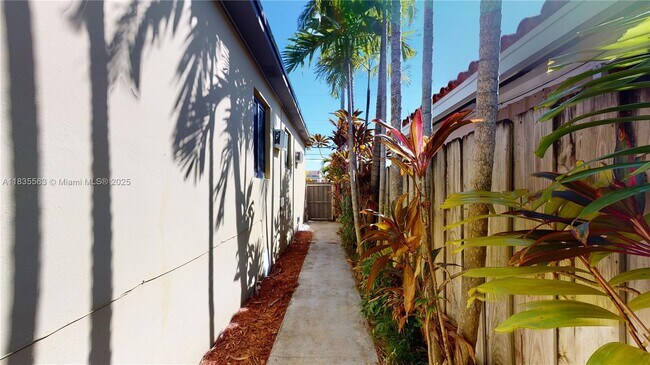 Building Photo - 2708 SW 33rd Ct