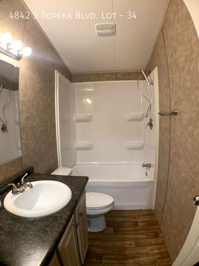 Building Photo - 4842 SW Topeka Blvd