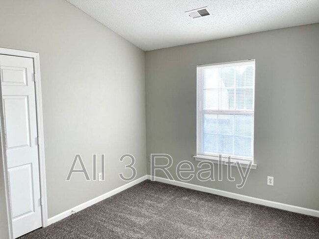 Building Photo - 333 Goldenrod Dr